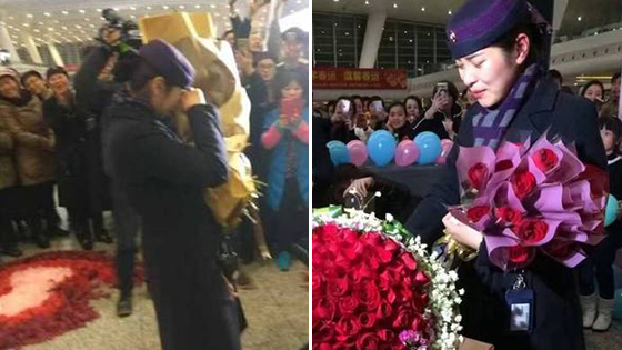 检票员收到陌生旅客送玫瑰花
