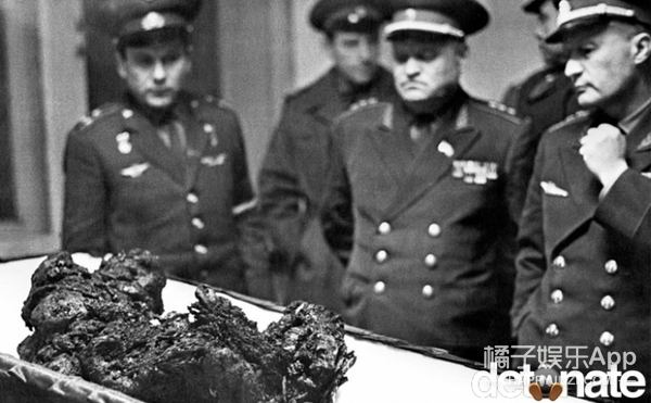 23、从外太空落跌落.1967年，苏联的一艘飞船坠毁。宇航员科马洛夫(Vladimir Komarov)成功进入大气层之后失去了对飞船的控制，这是他坠落在地球后的遗骸。