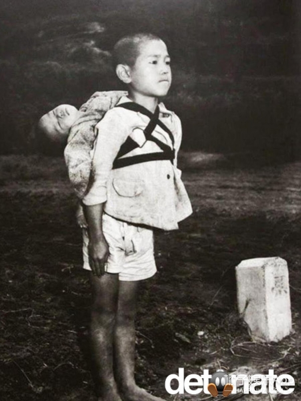 20、男孩和他死去的弟弟.这张照片橘子君看了之后很心痛，这张照片背后的故事是：小男孩背着他死去的弟弟去火葬场。