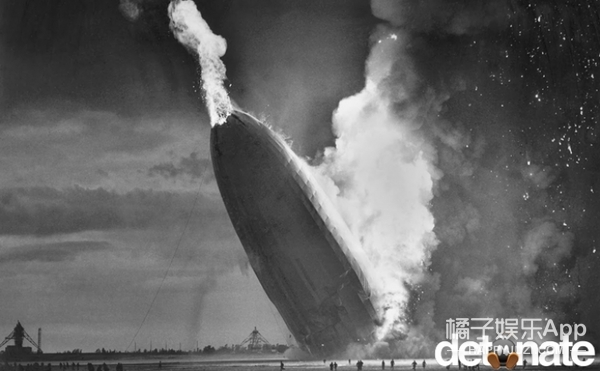 16、兴登堡号空难.1937年5月6日，兴登堡号飞艇在准备着陆的32秒间突然意外被焚毁，造成包括地面一人在内的36人遇难。这是飞艇坠毁一瞬间的照片。