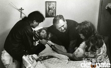 1、死于艾滋的儿子.这张照片被刊登在1990年11月出版的《生命》杂志上，一个得了艾滋的儿子即将逝去，他的父亲和家人们都围在病床前抚慰他。这张照片改变了美国人对艾滋病的看法。