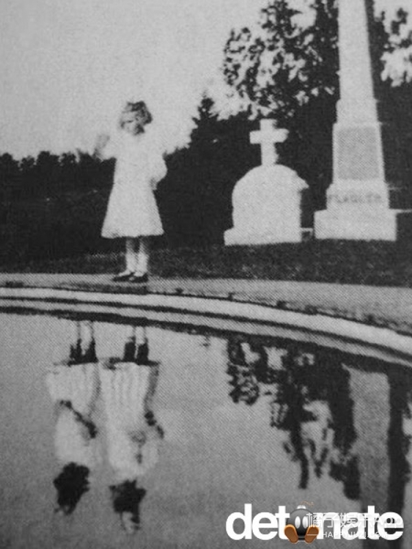 8、倒影里的小伙伴.这张照片拍在20世纪初的一个墓地，你有看出这张照片的诡异之处吗？