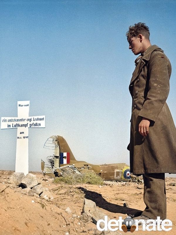 30、德国士兵埋葬英国士兵.二战期间，德国的一位士兵把一个在埃及沙漠空战中被杀死的素不相识的英国士兵埋葬了。