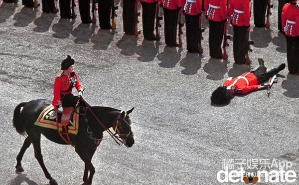 26、去世的士兵.1970的六月，女王伊丽莎白二世来视察，这位士兵不知道是太热还是太紧张，直接倒地去世了。