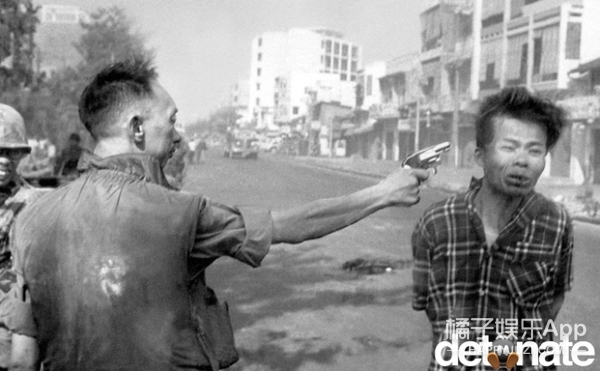 27、越南西贡战争犯被执行死刑.1968年，越南西贡战争的战争犯被西贡警察局局长执行枪决。这张照片被美国反战人士使用，但是没有讲完整个故事。这位摄影师说他觉得恐怖，因为这张照片毁了这位警察局局长的生活。很多人都不知道，局长执行的这次枪决是正确的，因为这个凶手杀害了很多政府官员及他们的家人。