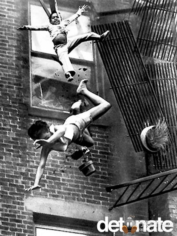 6、火灾逃生.这张照片拍摄于1975年的一场火灾。一个保姆和一个孩子从在火灾中倒塌的房屋上跌落，他们在几秒钟之内被一位消防队员营救。这个孩子掉在了保姆的身上，活了下来。