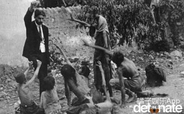 15、饥饿的孩子.1915年，土耳其的亚美尼亚大屠杀惨案。这是一张土耳其的官方照片，这个男人在用一块面包戏弄这些饥饿的孩子。