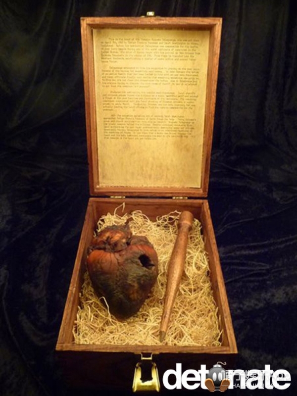 10、吸血鬼的心脏.很多吸血鬼影视剧都说用木头刺入吸血鬼的心脏就能够杀死他们。据说这颗心脏来自于奥古斯特德拉格兰志(Auguste Delagrange)，他曾造成超过40人死亡。在1912年，他被人杀死，人们为了以防万一，就把他的心脏装了起来。