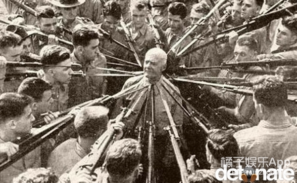 21、安东尼·比德尔——现实版百分百空手接白刃？照片里的这位上校叫安东尼·比德尔。他是一个近战白刃格斗技术的专家，在这张照片中，他命令他的受训士兵们用刺刀刺死他，但是士兵们从来没有做到过，因为他能徒手卸掉他们的武装。这个设定怎么有点像十冷里面百分百空手接白刃的李靖……