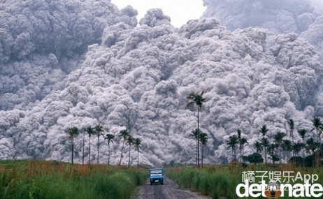 24、末日逃亡.1991年6月17日，菲律宾的皮纳图博火山爆发，随之喷出了大量的火山灰流，这辆卡车在逃跑，而火山灰流的移动速度是约为966kmh。