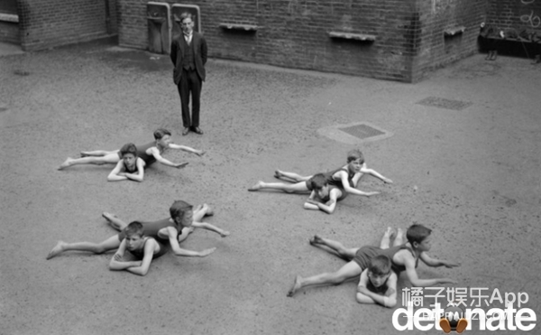 4、没有游泳池的游泳课.在1922年，如果你没有一个游泳池，但是却仍想学习游泳，那你只能这么做。原来“旱鸭子”并不是说说而已。