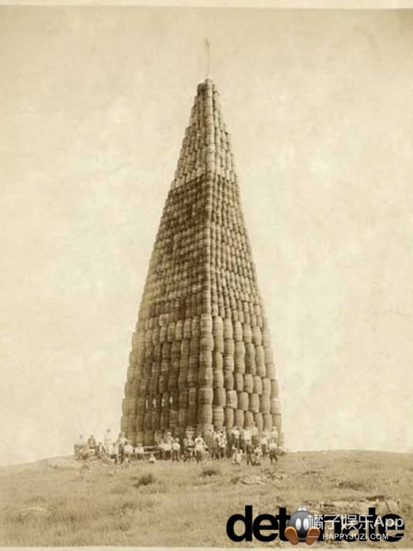17、酒塔.这张照片拍摄于1924年，此时正处于美国的禁酒令期间（1919年至1933年），那个时候醉酒会被当做反人类的犯罪，这些窖藏的酒被垒成酒塔，然后放火烧掉，意为让这个世界摆脱酒精的危害。