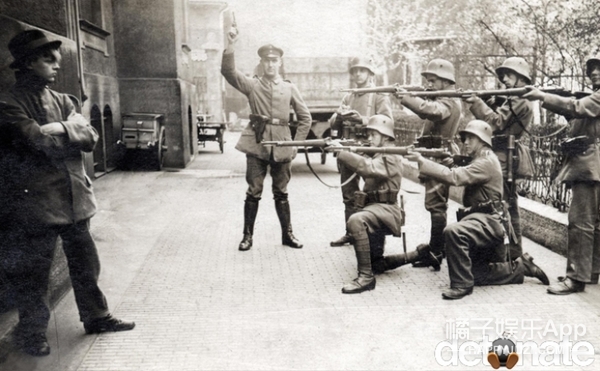 19、到底是宣传什么？这张图的德国士兵正把枪口对准了一个德国共产主义者，这一幕可能在1919年的慕尼黑上演。但是现在已经无法分清这是德国的宣传还是共产主义的宣传，但是图片中的这位共产主义者的“勇敢”是毋庸置疑的。