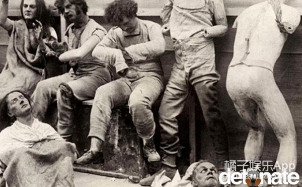 28、杜莎夫人蜡像馆火灾后被抢救出来的蜡像.这张照片着实吓到了橘子君，但是其实这些都是蜡像，1930年伦敦的杜莎夫人名人蜡像馆起火，这些都是被拯救出来的“模特”。