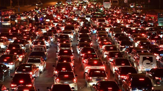 春节将尽 返程车辆排“长龙”