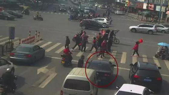 女司机十字路口27分钟熄火23次 嘴硬称我在等人