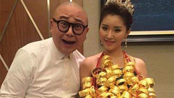 婚礼现场司仪居然在大屏幕放...骂声一片!_手机新浪网