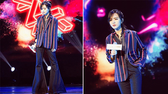 周笔畅条纹外套配喇叭裤时髦