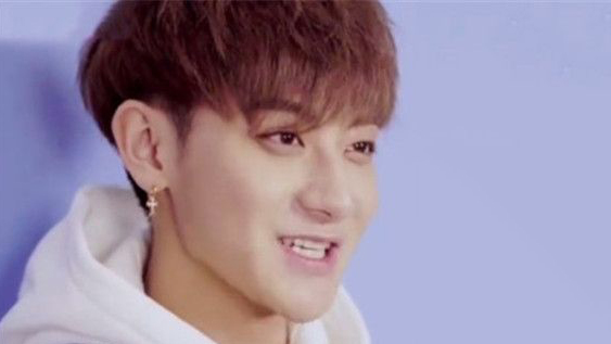 喜欢大胸还是小胸？黄子韬说了三个字…