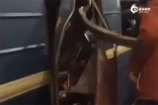 俄罗斯地铁爆炸车厢被炸裂 乘客惊慌逃走