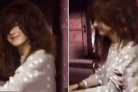 赵丽颖化身乡村非主流弹钢琴 助理在旁边被逗到笑岔气