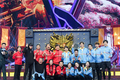 四十年成家班重聚 成龙瞬间掩面痛哭