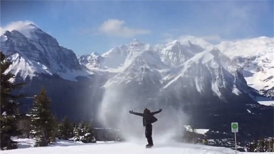 神奇！滑雪爱好者被雪龙卷瞬间吞没了