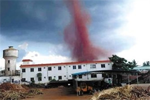 实拍广东现红色龙卷风 直冲天际如火龙