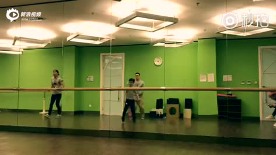 视频：陈羽凡懒理白百何出轨风波 陪儿子练舞心情靓