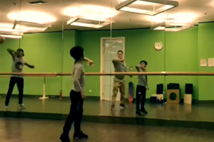 陈羽凡罕见陪儿子现身 网友却都在关注背景墙