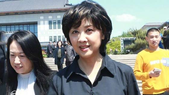 女儿国国王朱琳现身送别杨洁导演