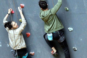 陈伟霆帮拉拉链?旧照新炒或开启白百何洗白之路