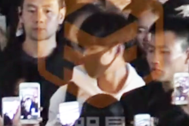 尴尬！杨洋在机场被路人当成运动员 一脸问号