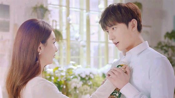 杨洋上演霸道摸下巴杀 四个字就撩倒了赵丽颖