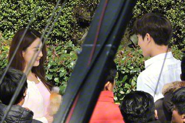 杨洋和赵丽颖终于合作啦！合体代言画风甜美温馨