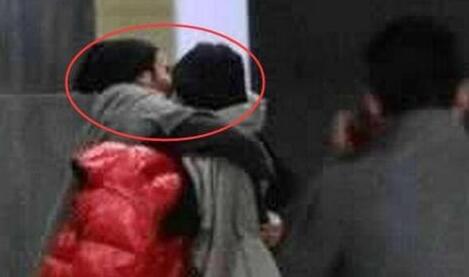 辣眼睛！杨幂刘恺威当街热吻 大撒狗粮