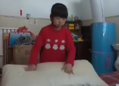 心痛！10岁女童写作文:把我卖了 救救妈妈