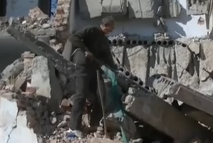 7旬老人砸钢筋筹钱为老伴治病