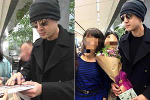 胡歌抵达美国满脸轻松 微笑与粉丝合影