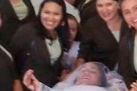 她30年前梦想办葬礼 44岁躺棺材内装死一整天