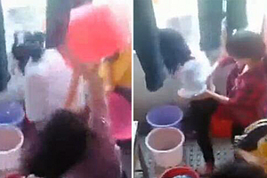 实拍女生遭多名同学羞辱  水桶灌顶还掀衣