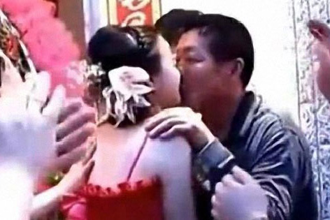 公公婚礼上激吻儿媳17秒 只为1万元彩礼钱