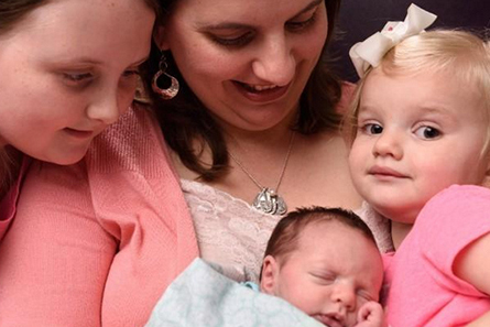 出生两次的神奇宝宝：她被取出子宫手术后放回