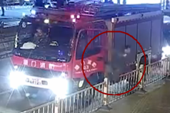 消防战士训练途中遇有人被抢 帅气“秒杀”劫匪