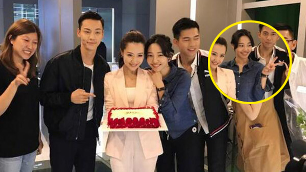 白百何离婚门后正式复出拍戏 比剪刀手心情大好