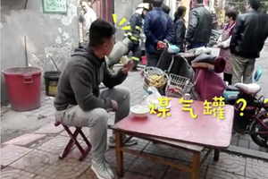餐馆起火浓烟滚滚 消防员拎出气罐他在旁悠闲吃饭