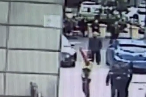 脚手架坍塌工人悬挂8米高墙 坠落瞬间大叔徒手接人