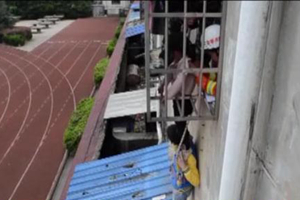 暖心！女孩头卡防盗窗悬空 小男孩爬墙托举