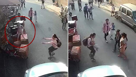 2岁幼童3楼突坠落 小学生徒手追接