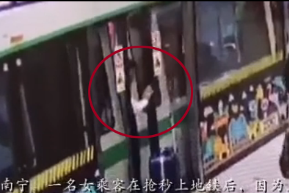 南宁地铁危险一幕 女乘客上错车掰开车门强下车